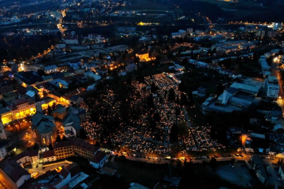 V OBRAZOCH: Úchvatné zábery centra Bystrice počas Dušičiek