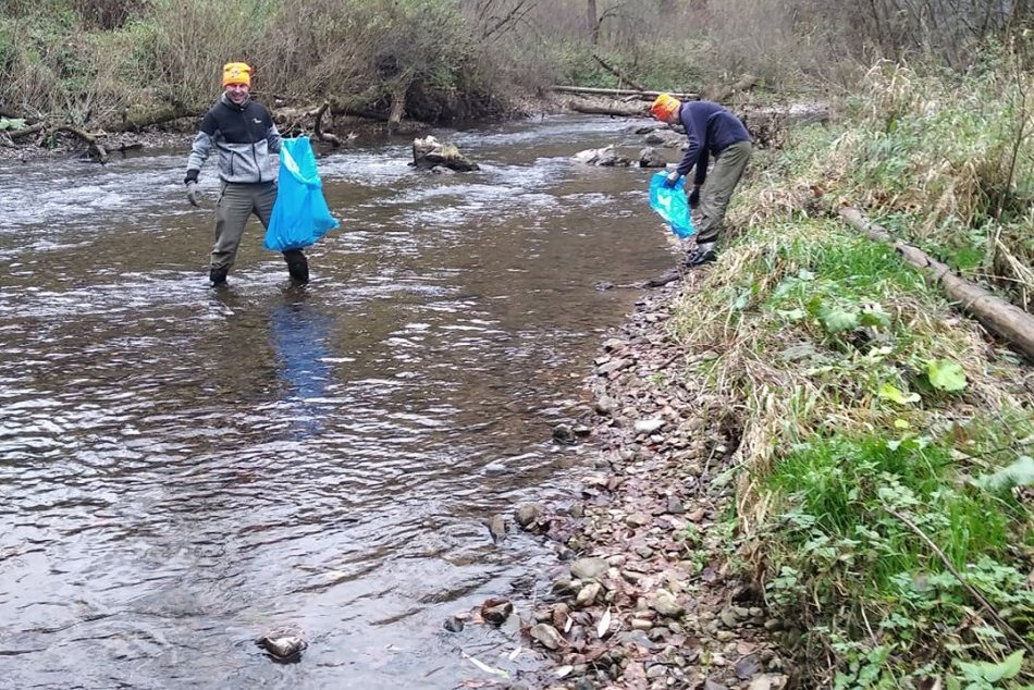 OBRAZOM:Otužilci v Slovenskom raji zbierali smeti aj púšťali veniec
