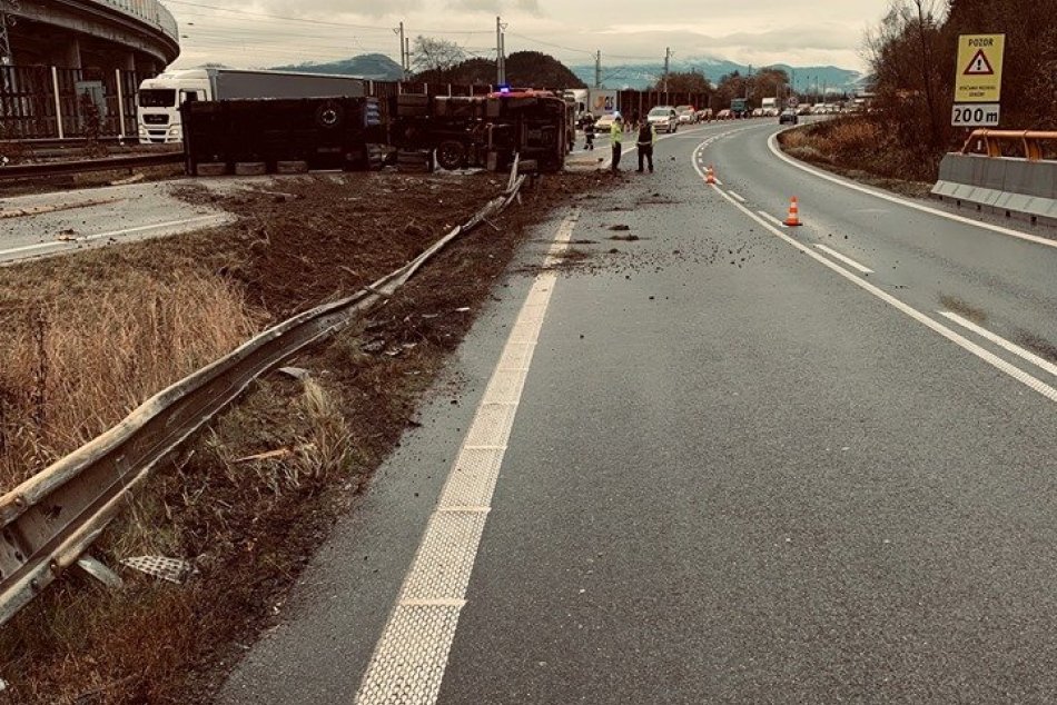 Prevrátený kamión pri Žiline: Policajné zábery z miesta