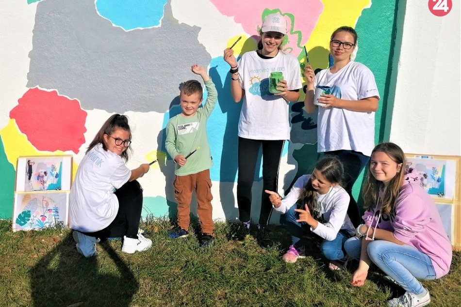 V OBRAZOCH: Dobrovoľníci skrášlili plot humenskej nemocnice