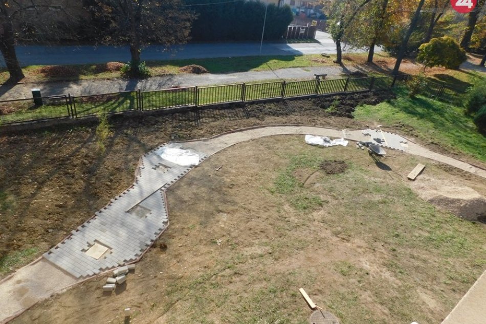 Obrazom: Zážitkovo-informačná záhrada pri knižnici