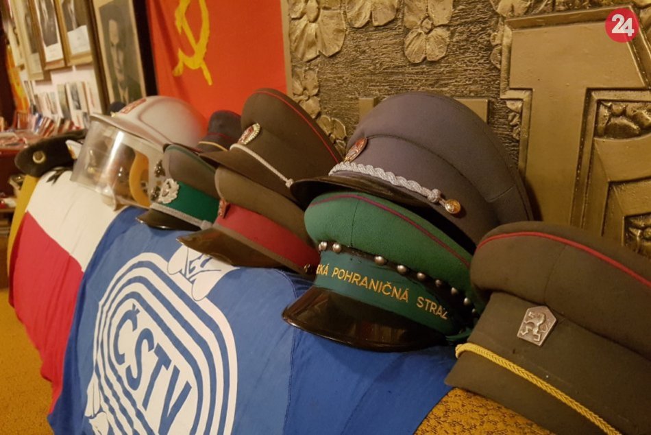 Izba Revolučných Tradícií Križovany nad Dudváhom: Uniformy