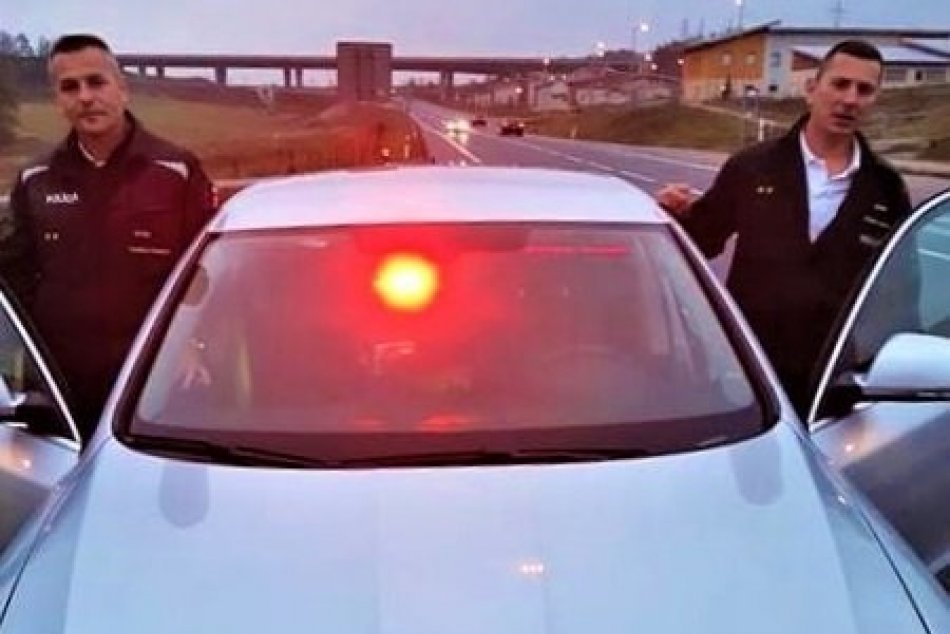 Policajti, ktorým sa poďakovala Alena za pomoc pri Považskej s pokazeným autom