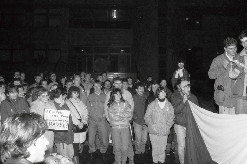 V Žiline takto pred 30 rokmi: Autentické zábery z Novembra 89