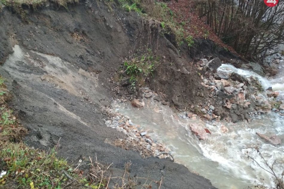 V OBRAZOCH: Cestu medzi Tisovcom a Muráňom pre zosuv svahu uzatvorili