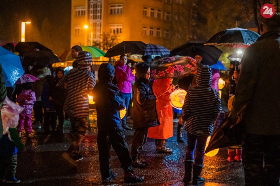 V OBRAZOCH: Zábery z lampiónového sprievodu v uliciach Bystrice