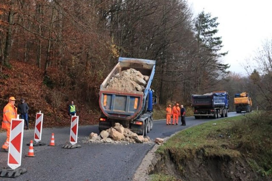 V OBRAZOCH: Zosunutý svah pri ceste medzi Tisovcom a Muráňom spevnili