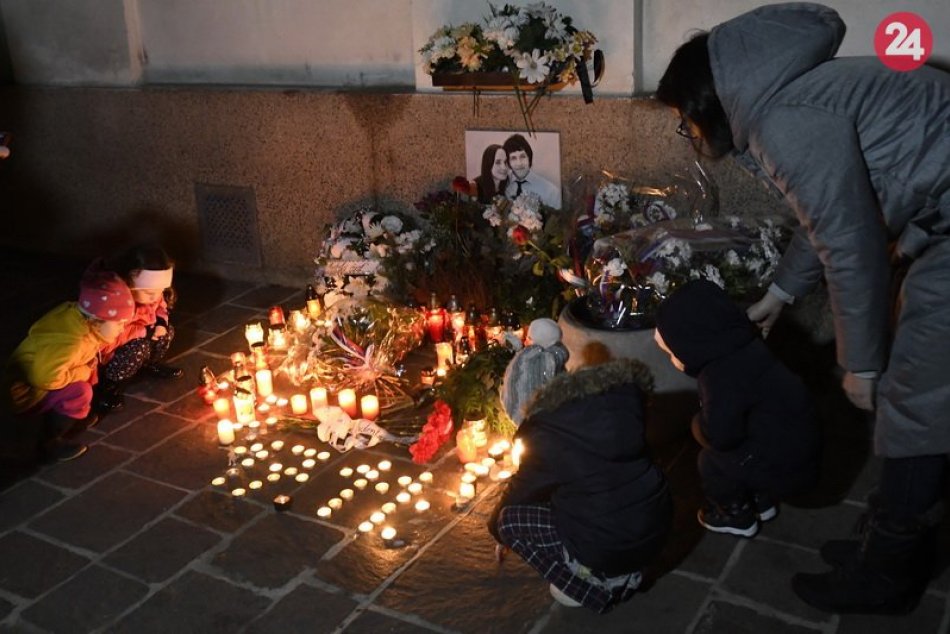 Tisícky ľudí si v Bratislave pripomenuli 30. výročie Nežnej revolúcie