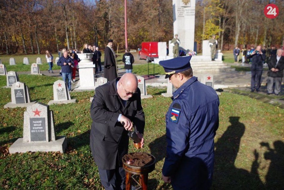 V Michalovciach bol prvý ceremoniál odobratia zeme z vojnových hrobov
