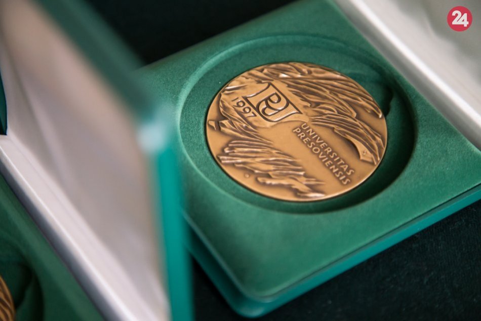 V OBRAZOCH: Na Prešovskej univerzite rektor odovzdal bronzové medaily