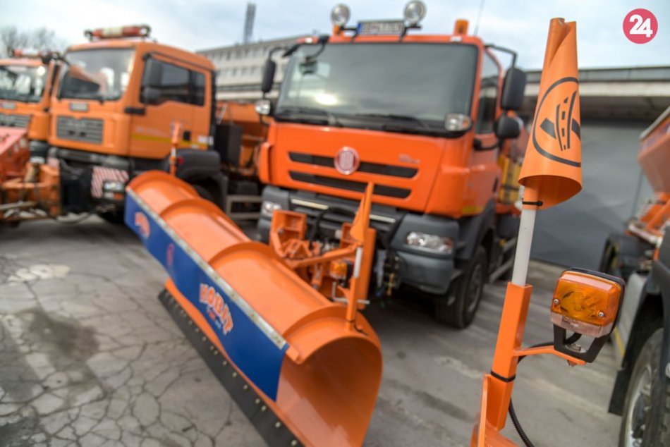 V OBRAZOCH: Technika pre zimnú údržbu ciest na priechodoch Donovaly a Šturec