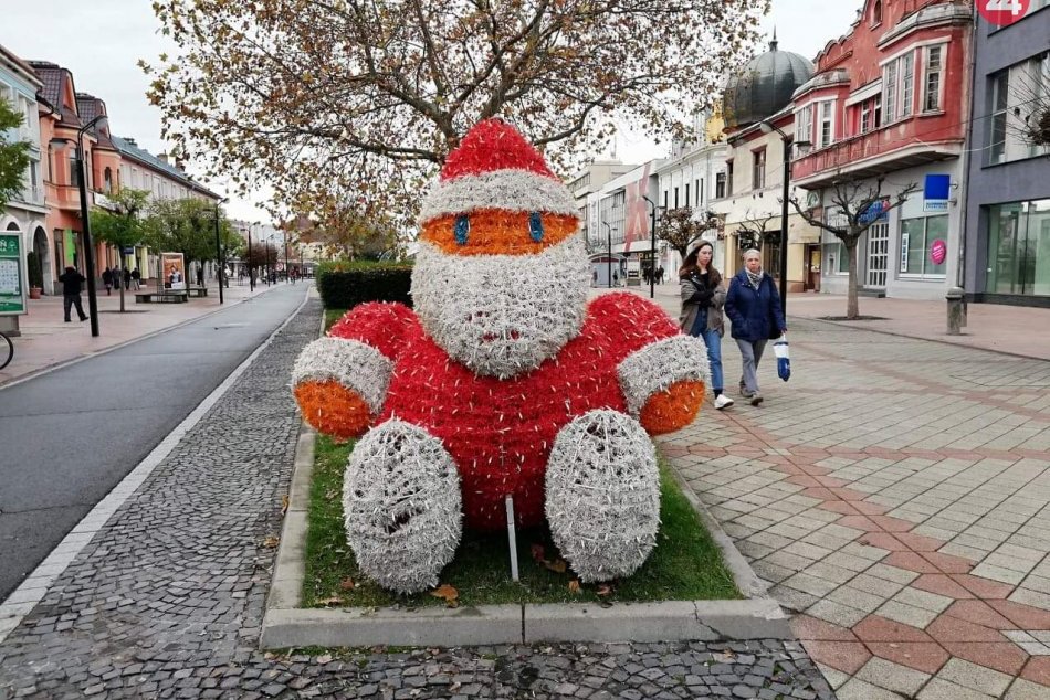 OBRAZOM: Michalovce už majú vianočnú výzdobu