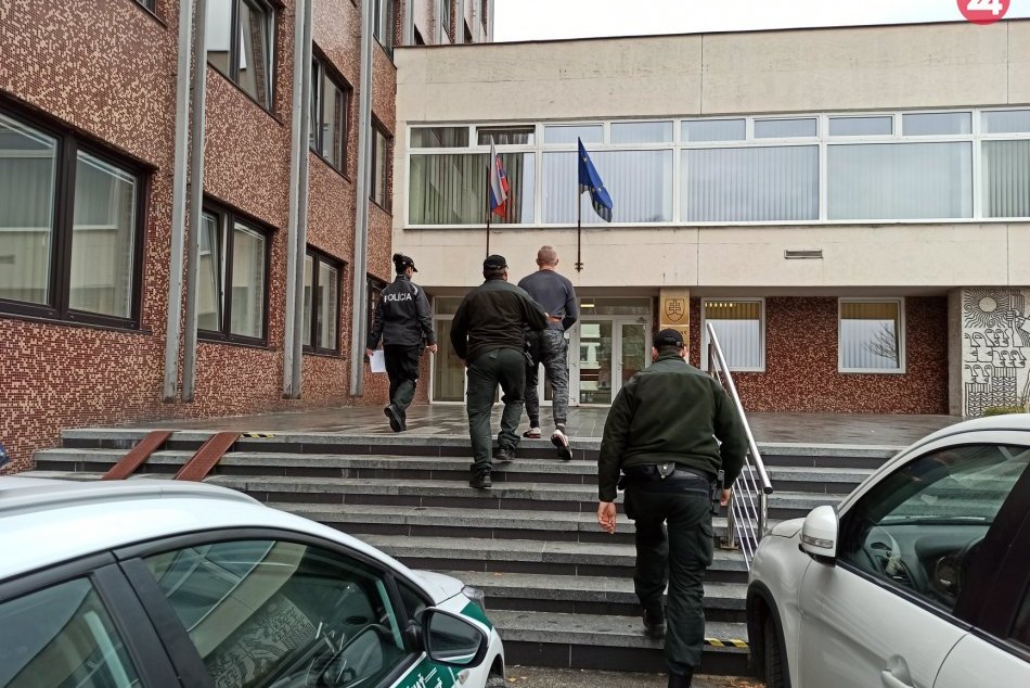 FOTO: Mira (33) z Trenčína odvážajú policajti, napadnúť mal svoju bývalú družku