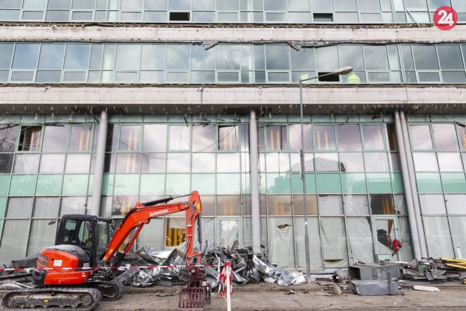 Búranie budovy Apollo Business Center 1