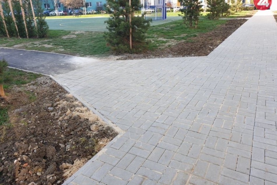 Novembrové počasie Šali praje: V meste opravili chodník a pribudli stromy, FOTO