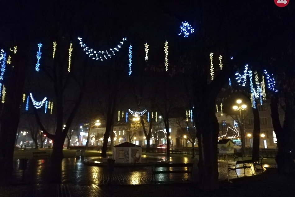 Zachytené objektívom: Vianočná výzdoba pribúda aj v Spišskej