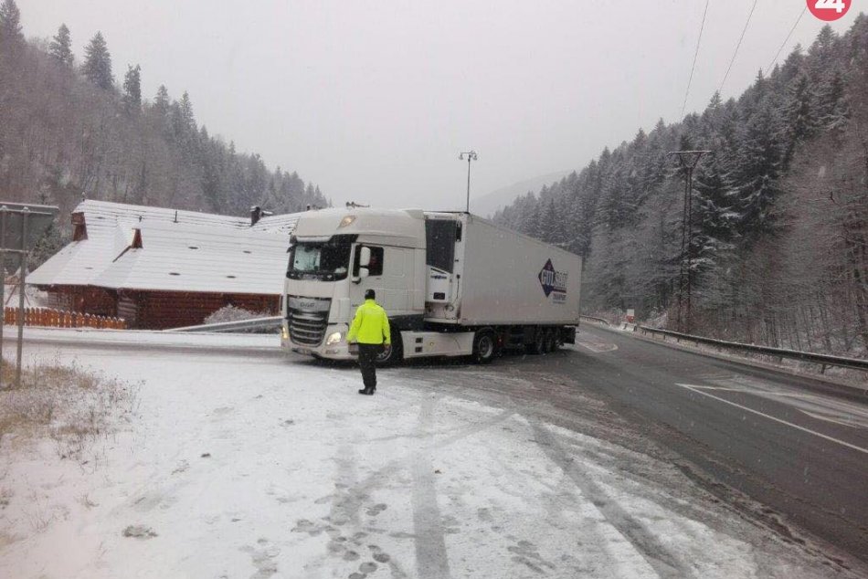 V OBRAZOCH: Donovaly uzavreli pre nákladnú dopravu nad 10 metrov