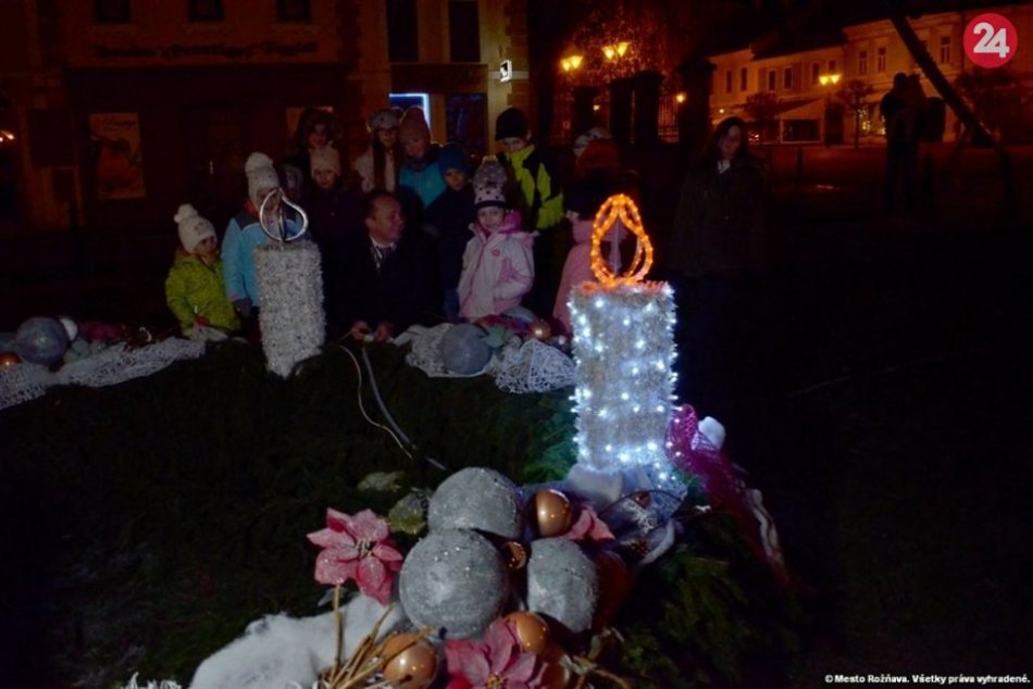 Obrazom: V Rožňave rozsvietili prvú adventnú sviečku