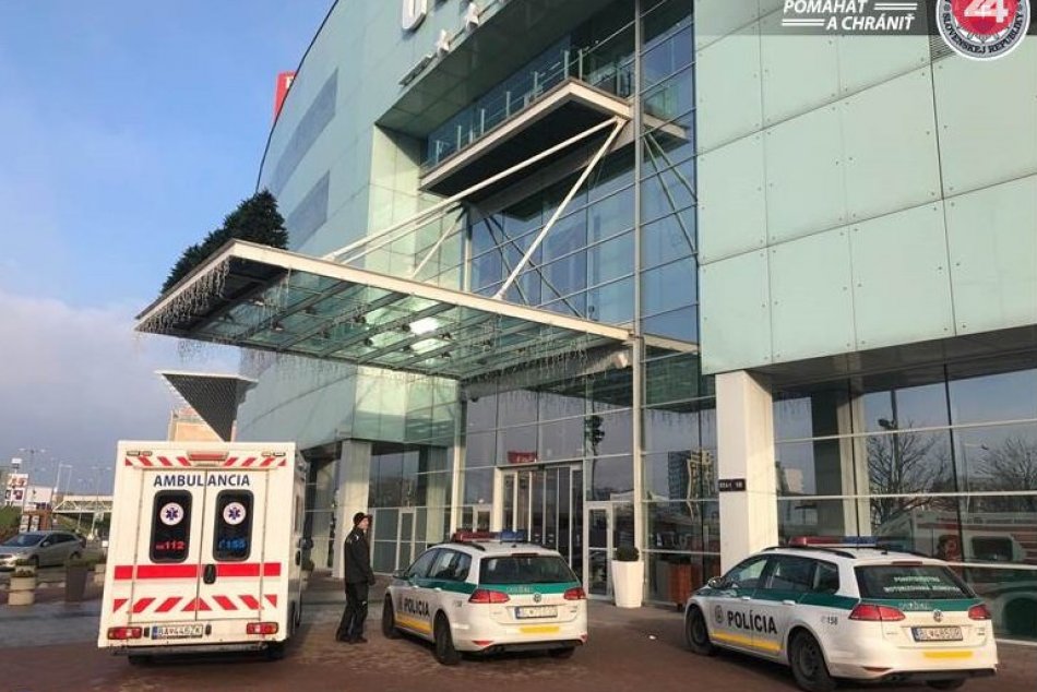 Zásah kukláčov v Auparku