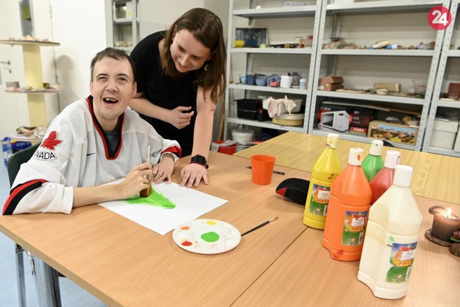 Kresba CSS Demy v Trenčíne Maroša Chovanca námetom pre známku Vianočnej pošty