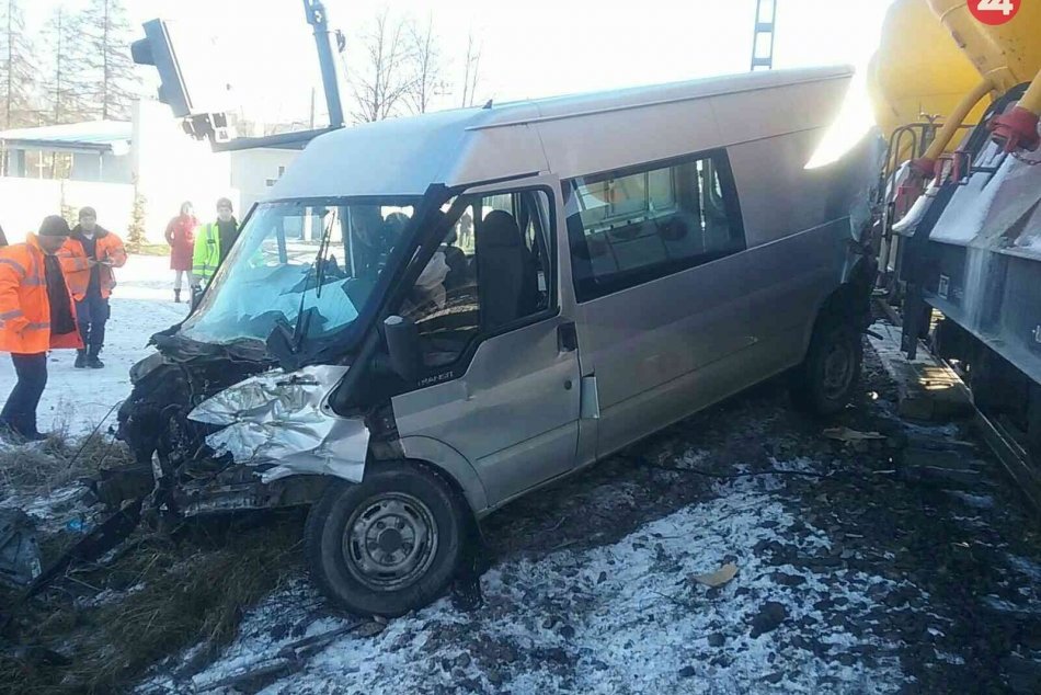 FOTO priamo z miesta zrážky vlaku s dodávkou