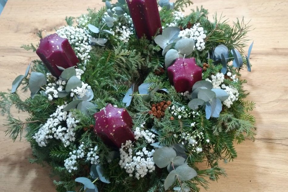 Popradčania sa pochválili svojimi adventnými venčekmi