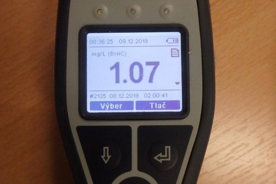 V OBRAZOCH: Vodič v Revúcej nafúkal vyše 2 promile, skončil v cele