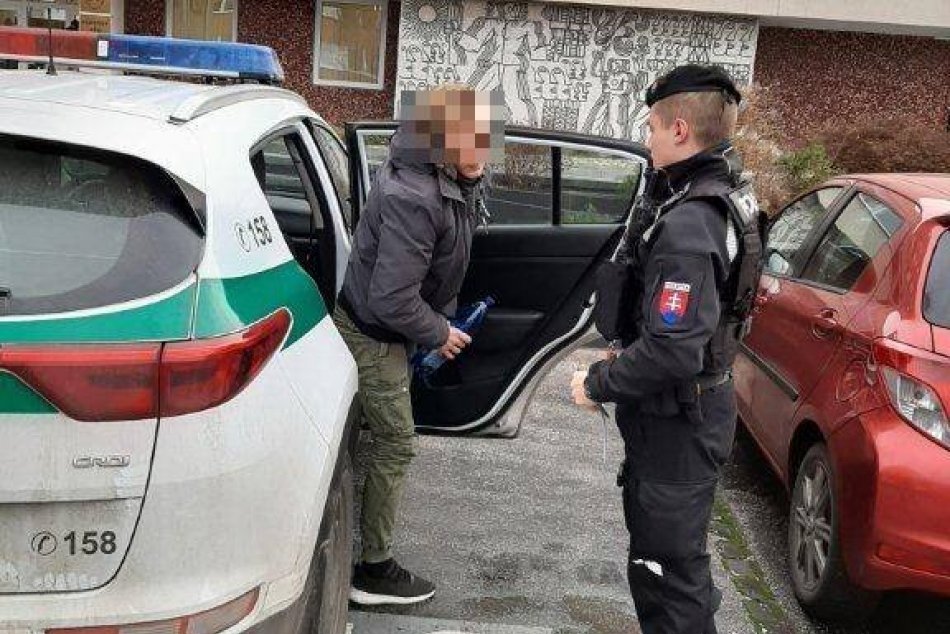 Mladík v amoku napadol svoju matku, otca aj sestru!