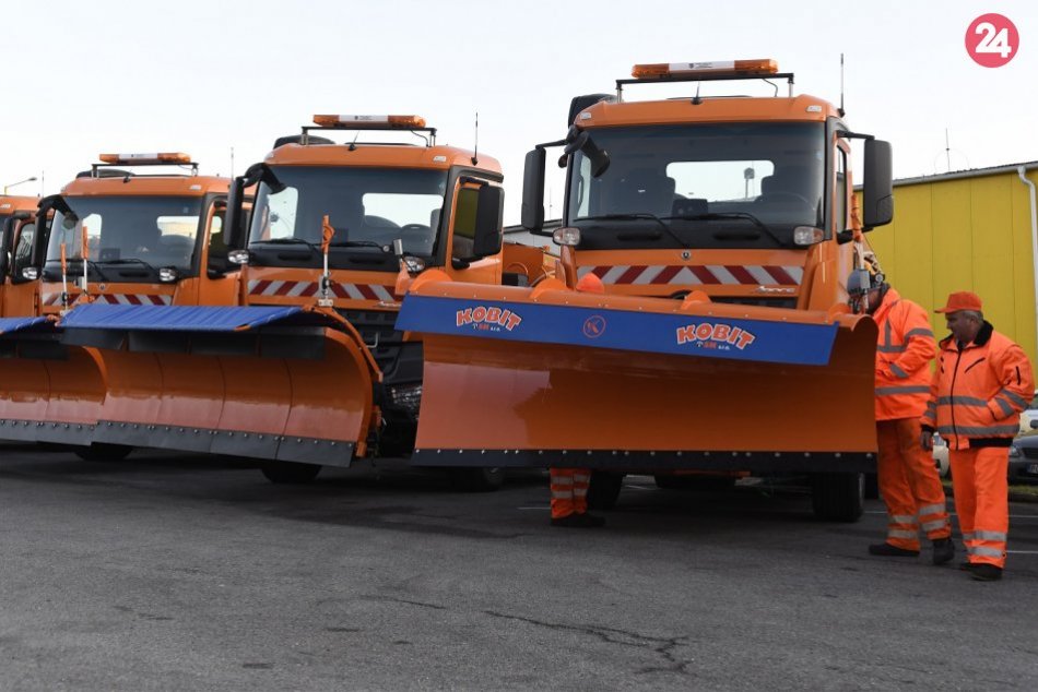 FOTO: Cestári v kraji rozšírili vozový park o 13 nových posypových vozidiel