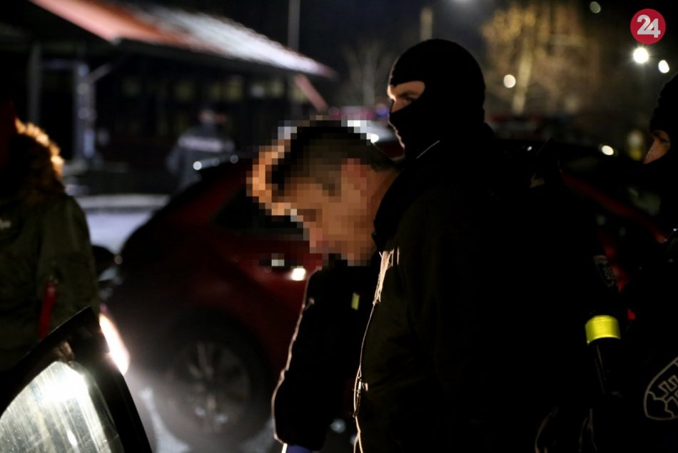 FOTO z drogovej razie na autobusovej stanici v Kremnici