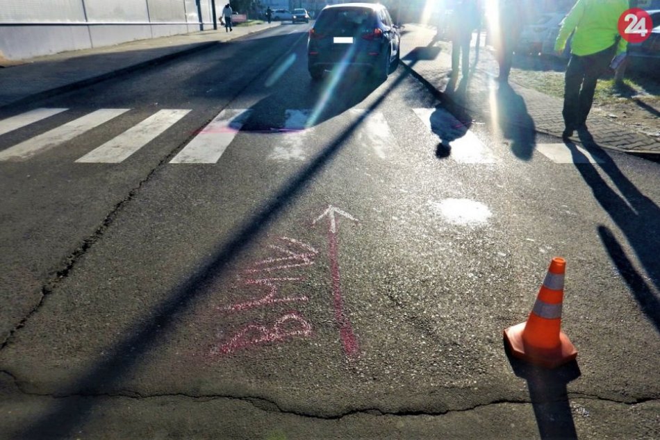 FOTO z nehody na priechode pred obchodným domom v Považskej Bystrici