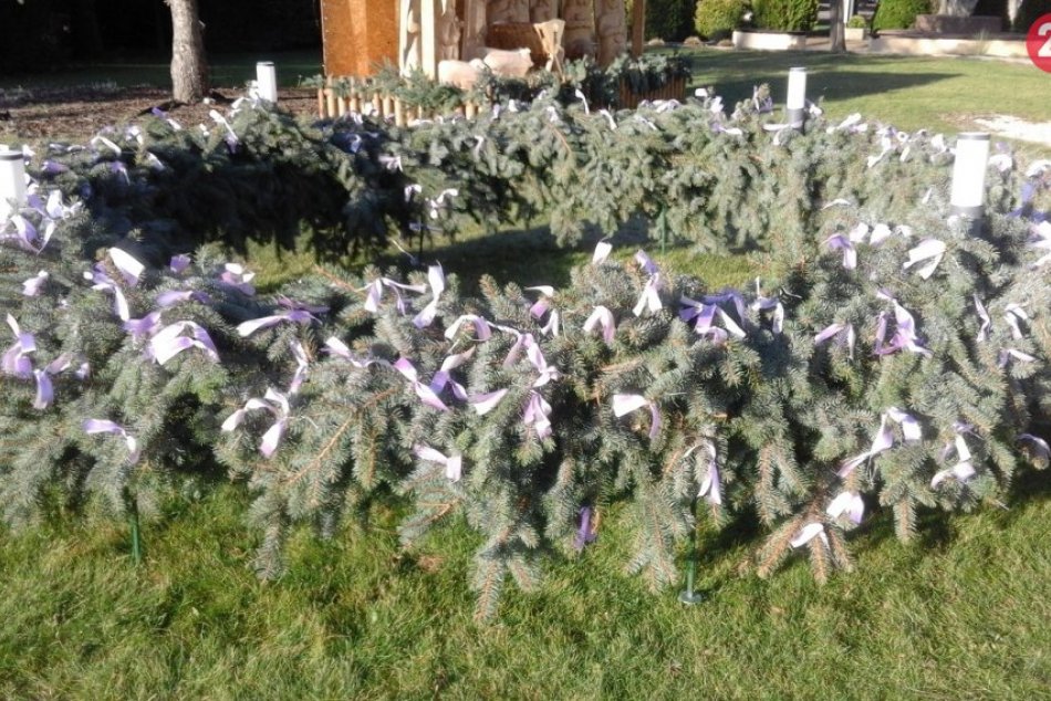 Močenčania môžu byť pyšní: Adventný veniec aj betlehem sú ozdobou dediny, FOTO