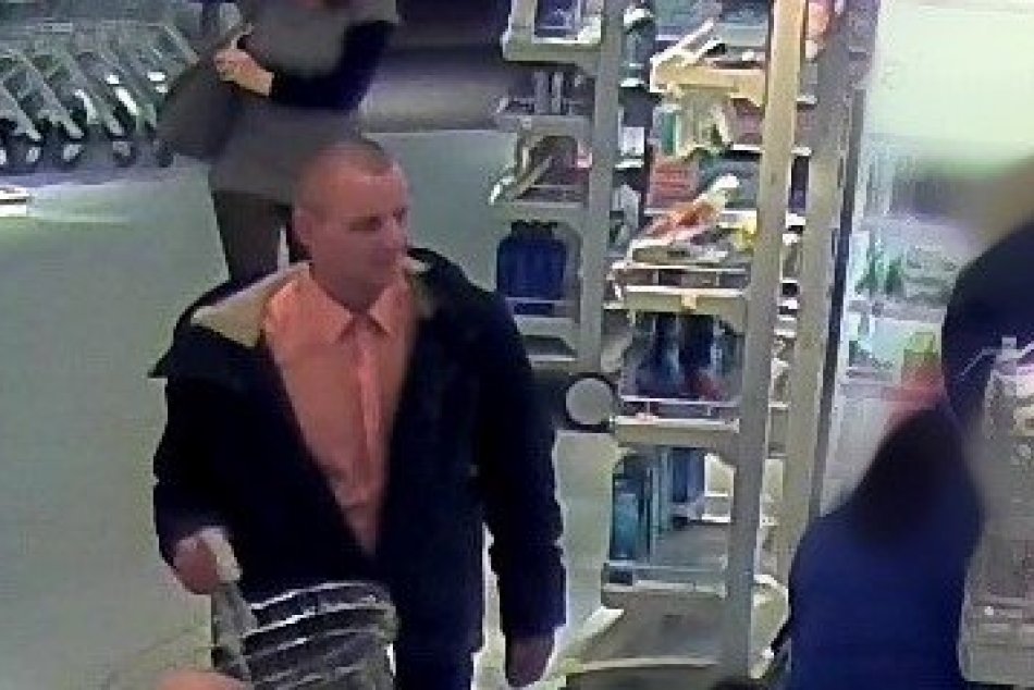 FOTO z martinskej drogérie: Polícia zháňa tohto muža