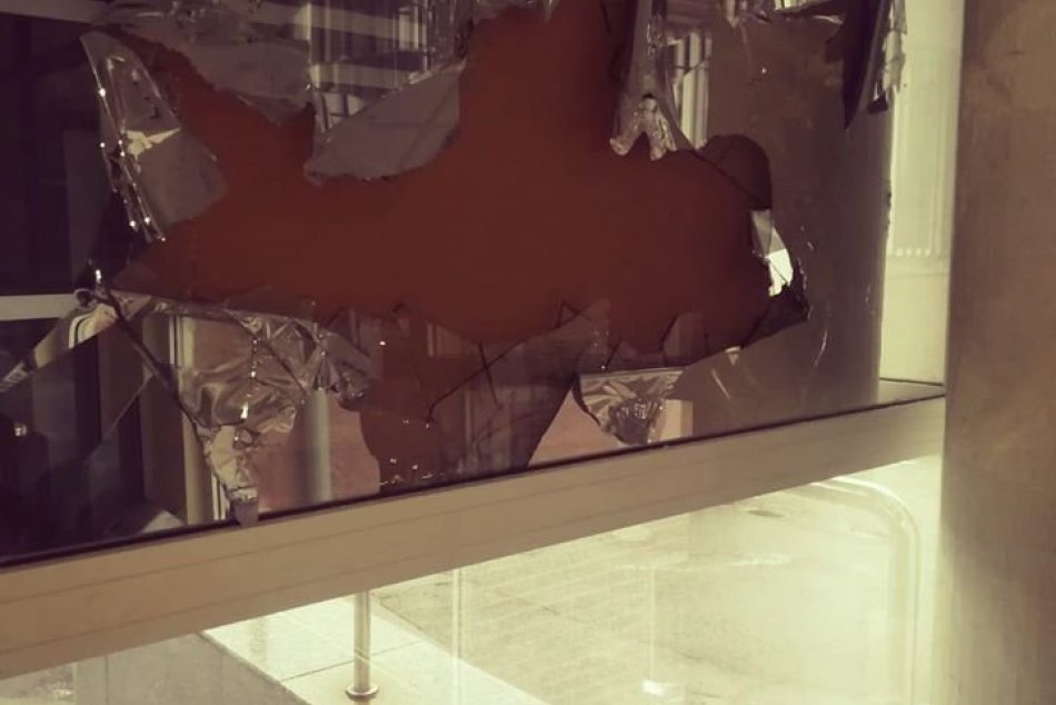 V OBRAZOCH: Mladík zaútočil na policajnú budovu sekerou