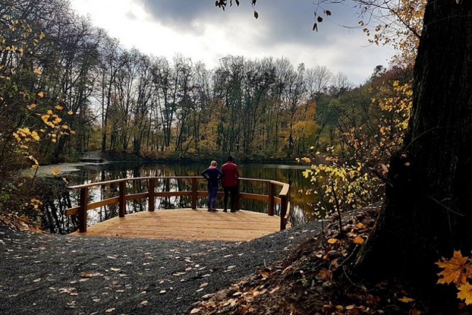 Železná studnička: Drevené mólo na rybníku pri Klepáči