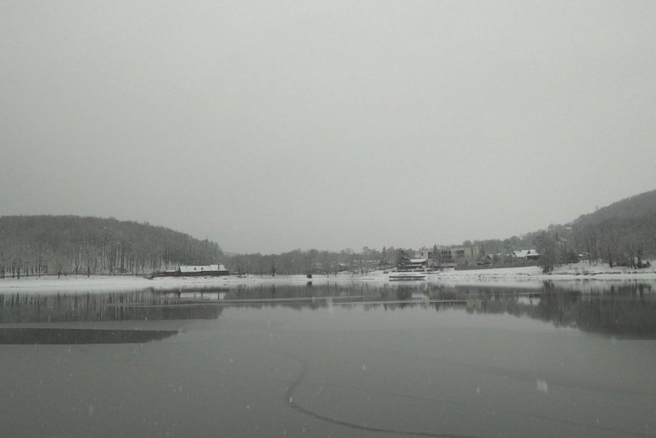 Šírava a Vinianske jazero pod bielou perinou