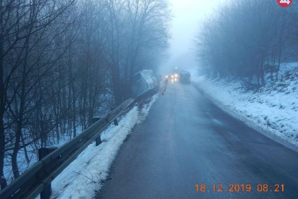 FOTO: Vodič autobusu dostal pri Banskej Štiavnici šmyk
