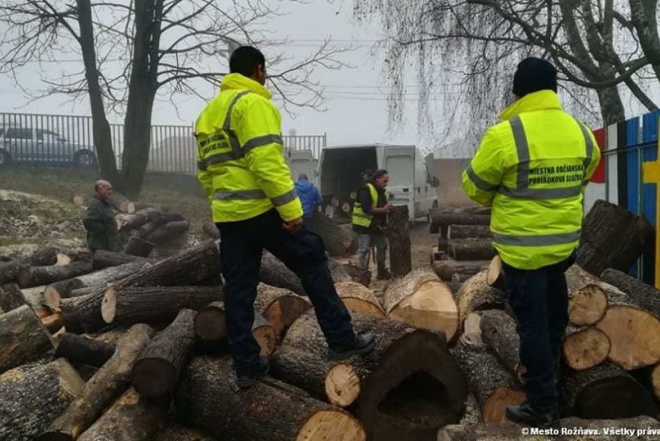 Obrazom: Sociálne odkázaní seniori v Rožňave dostali drevo