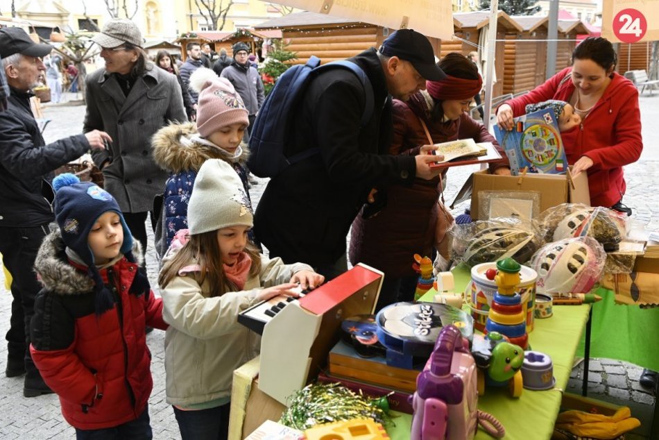 FOTO: Mierové námestie v Trenčíne ožilo charitatívnym Dobrým bazárom