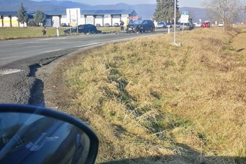 Čelná zrážka áut na križovatke pri Badíne