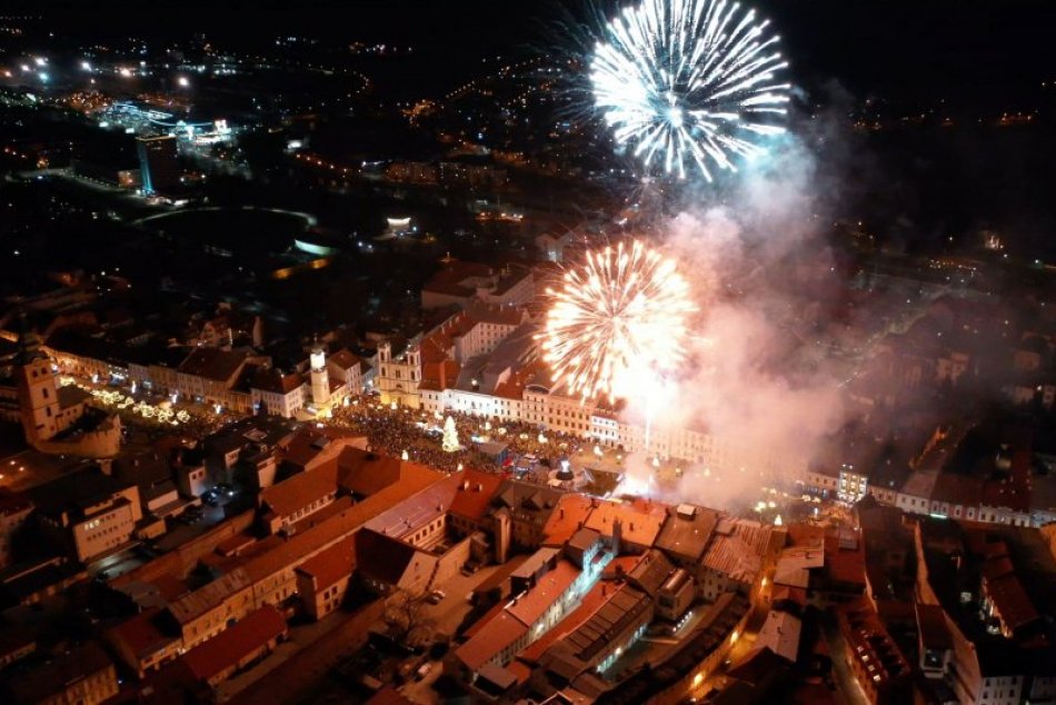 V OBRAZOCH: Novoročný ohňostroj v Bystrici zachytený dronom