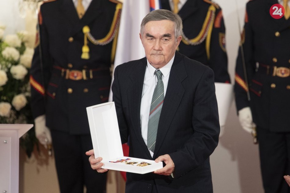 FOTO: Považskobystrický rodák Ondrej Demáček prevzal štátne vyznamenanie