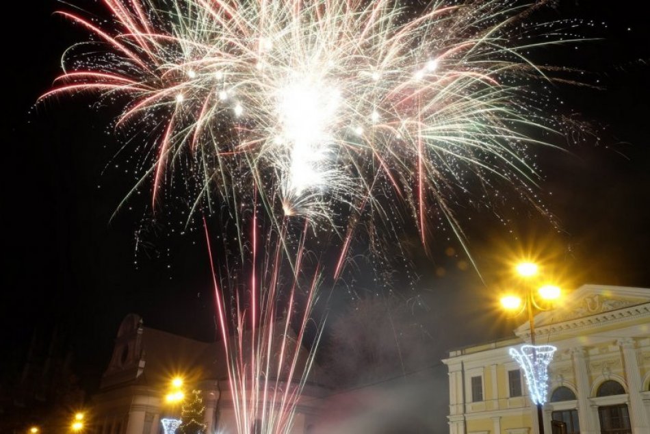 Zachytené objektívom: Ohňostroj pred Radnicou aj na sídlisku Západ