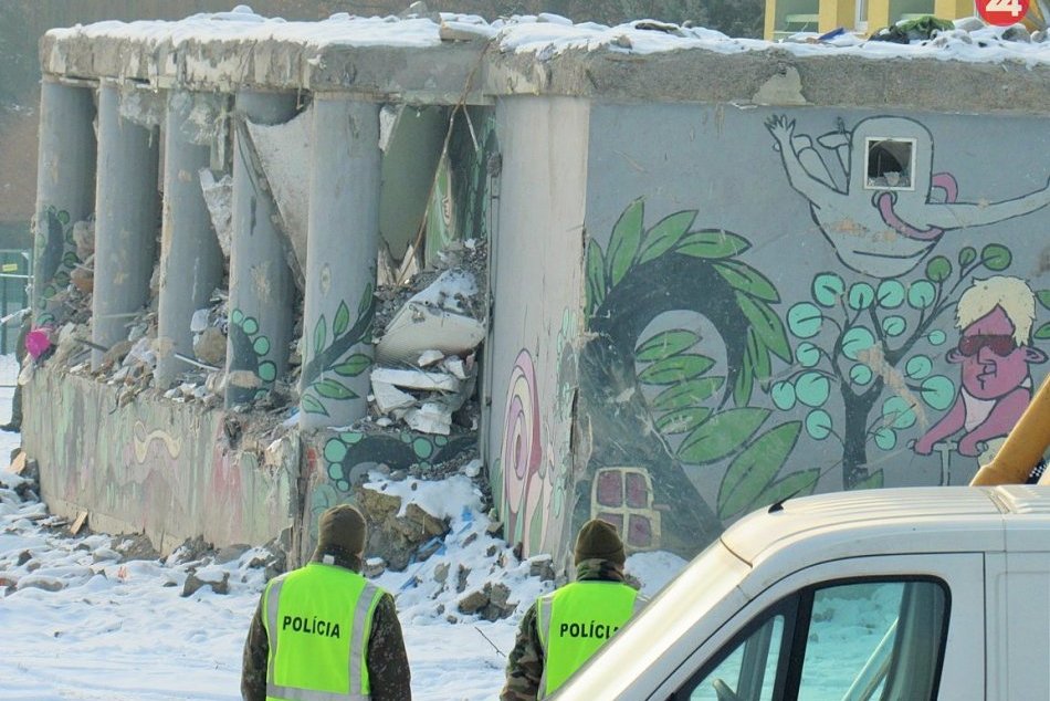 Obrazom: Pohľad na torzo bytovky + dojímavá kresba k nej