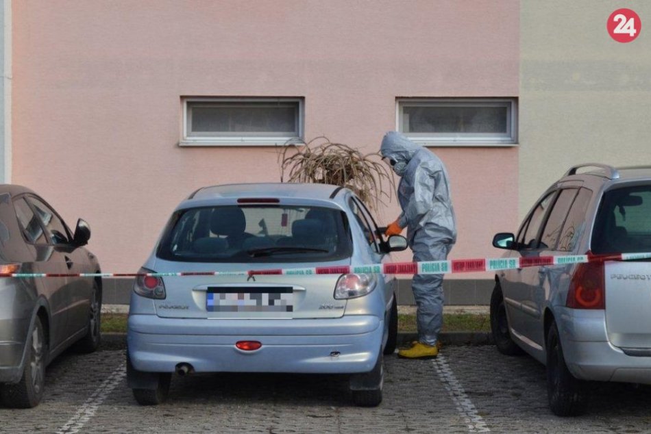 Zásah polície na FOTO: Sekera v kapote a neznáma látka na aute v Oslanoch