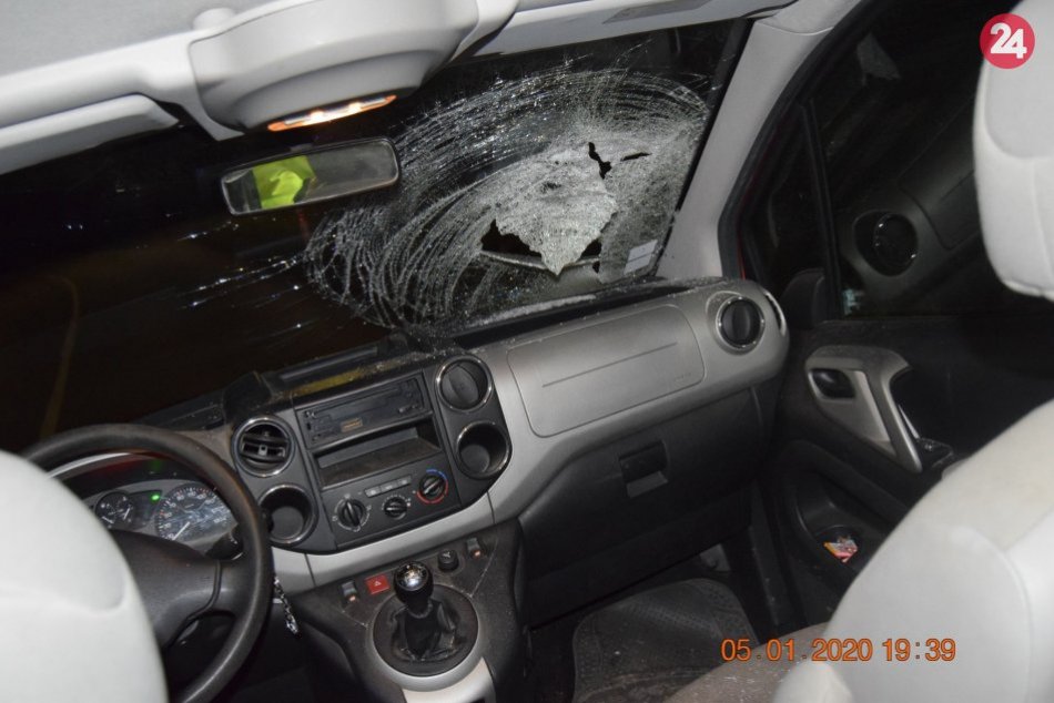 Zrazil troch chodcov stojacich pri krajnici: Nafúkal 2,27 promile