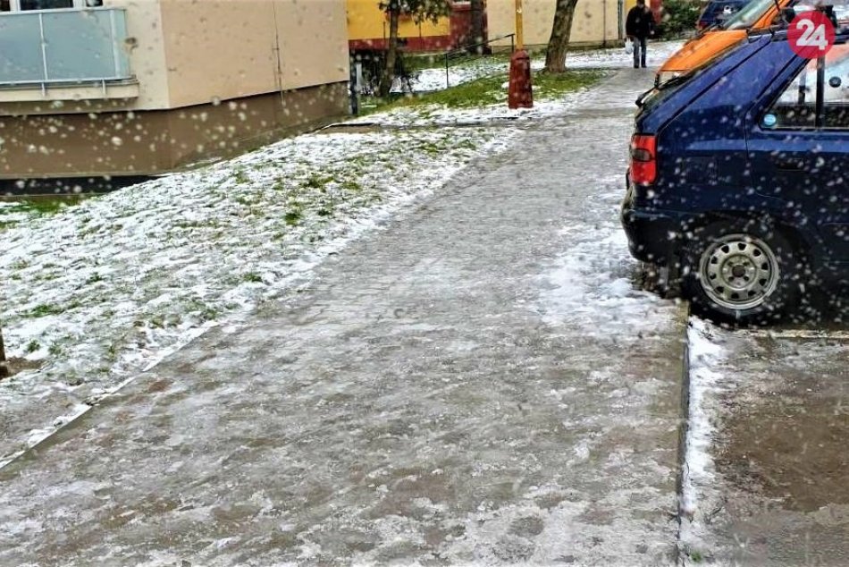 FOTO z niektorých chodníkov v Považskej, ktoré musia posýpať ručne a nie strojom