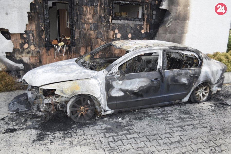 Požiar auta v Trebaticiach