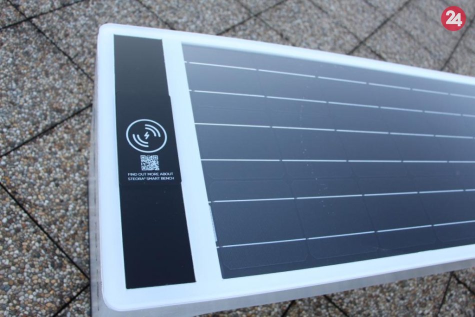 Inteligentná lavička v Nemšovej umožní nabitie telefónu i pripojenie na internet
