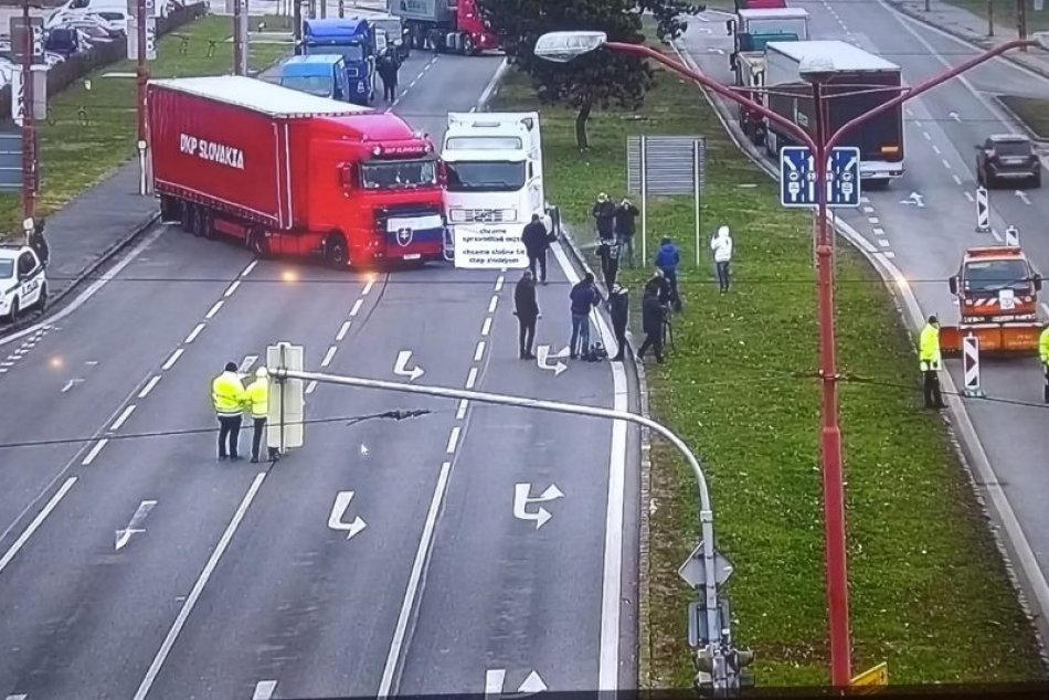 Autodopravcovia spôsobili na cestách rozsiahle dopravné obmedzenia